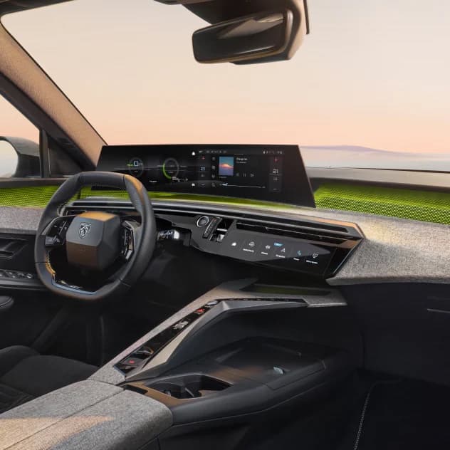 Plansa de bord si consola centrala Peugeot 5008 vazute dinspre scaunul pasagerului