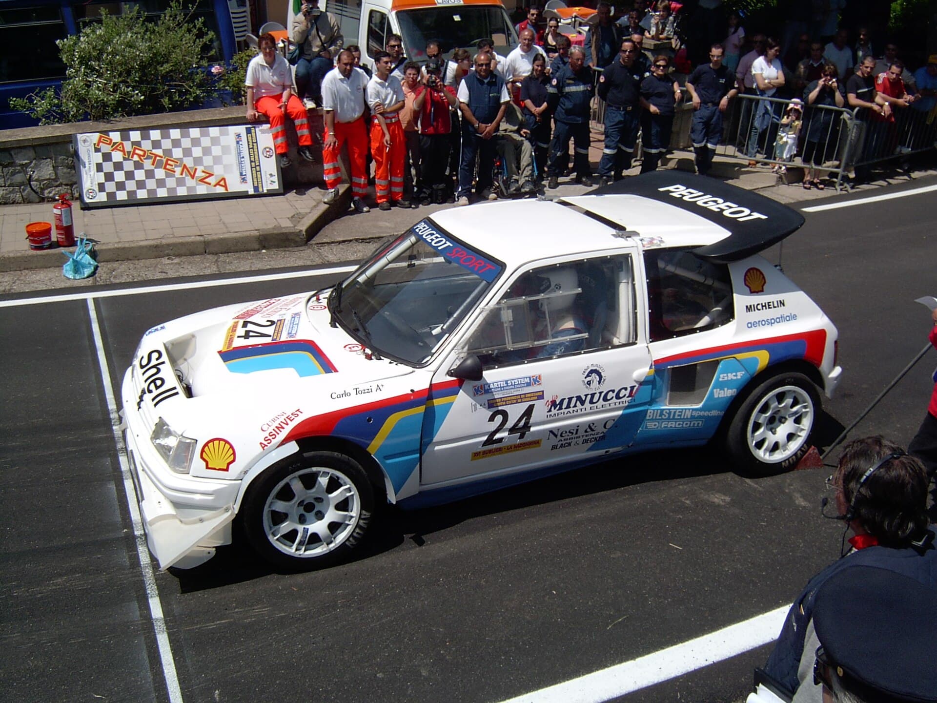 Peugeot 205 Turbo 16 in livrea de competitie